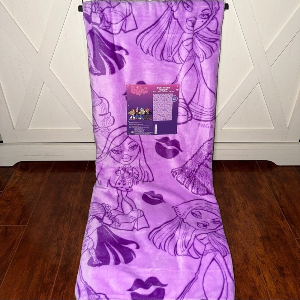 Bratz Plush Throw Blanket